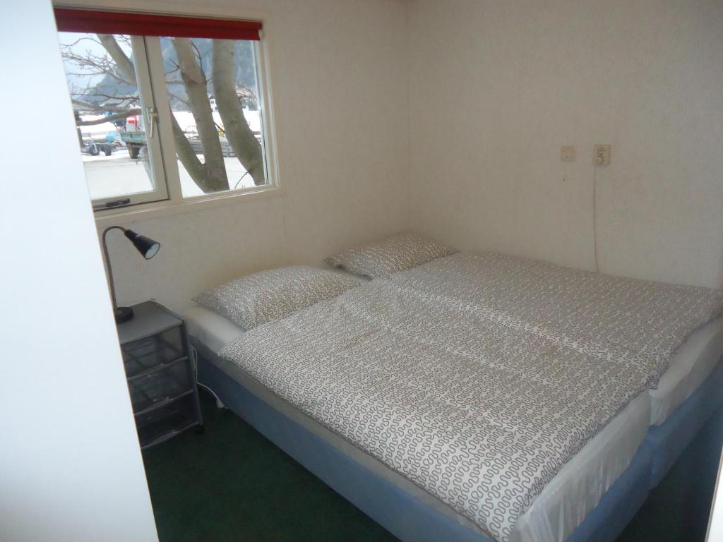 マルニッツにあるMobilhome Mallnitzの小さなベッドルーム(ベッド1台、窓付)