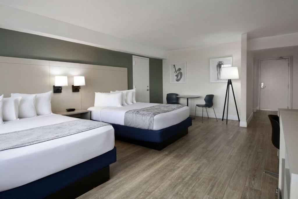 Postel nebo postele na pokoji v ubytování Wyndham I-Drive Avanti Resort & Conference Center