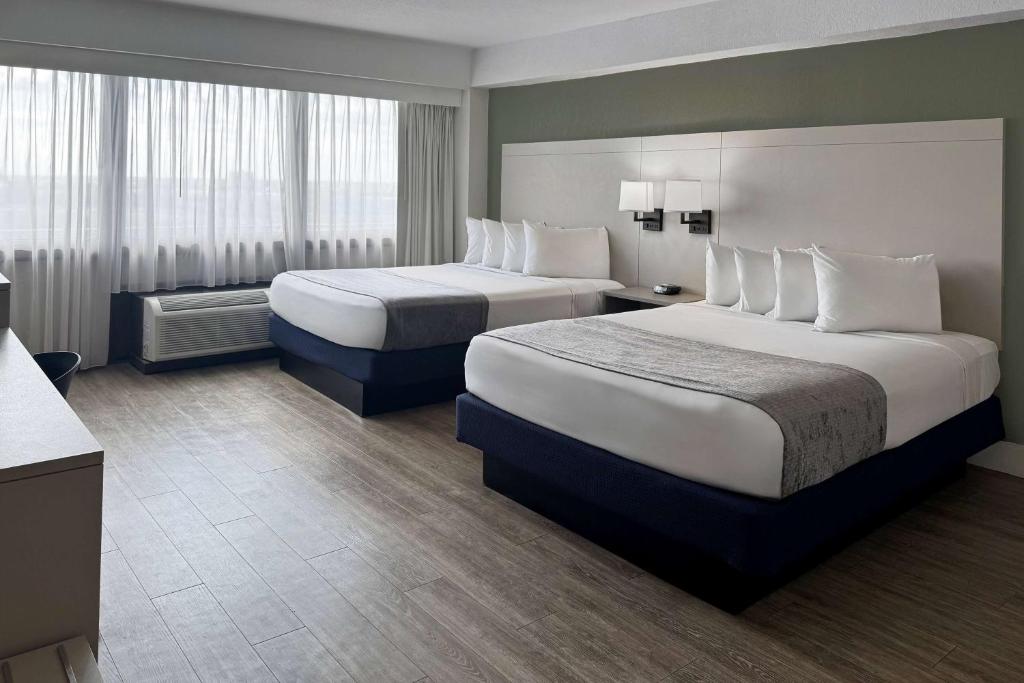 Postel nebo postele na pokoji v ubytování Wyndham I-Drive Avanti Resort & Conference Center