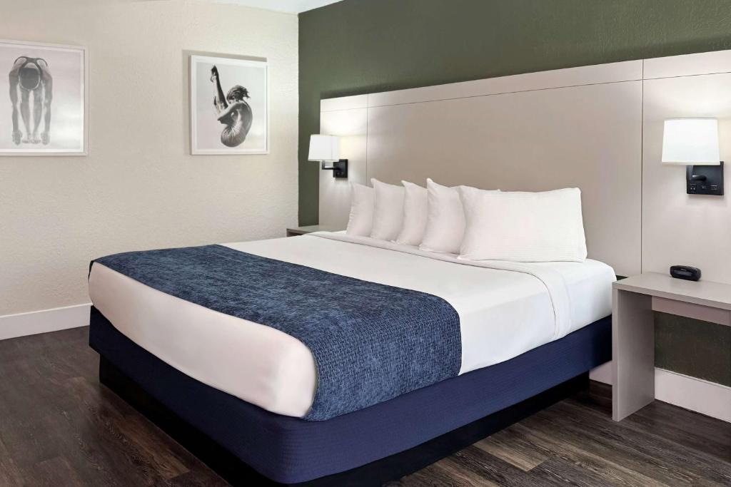 Postel nebo postele na pokoji v ubytování Wyndham I-Drive Avanti Resort & Conference Center