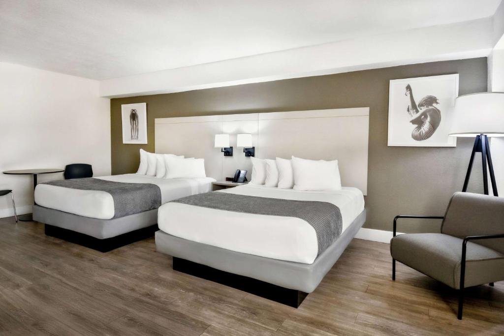 Postel nebo postele na pokoji v ubytování Wyndham I-Drive Avanti Resort & Conference Center