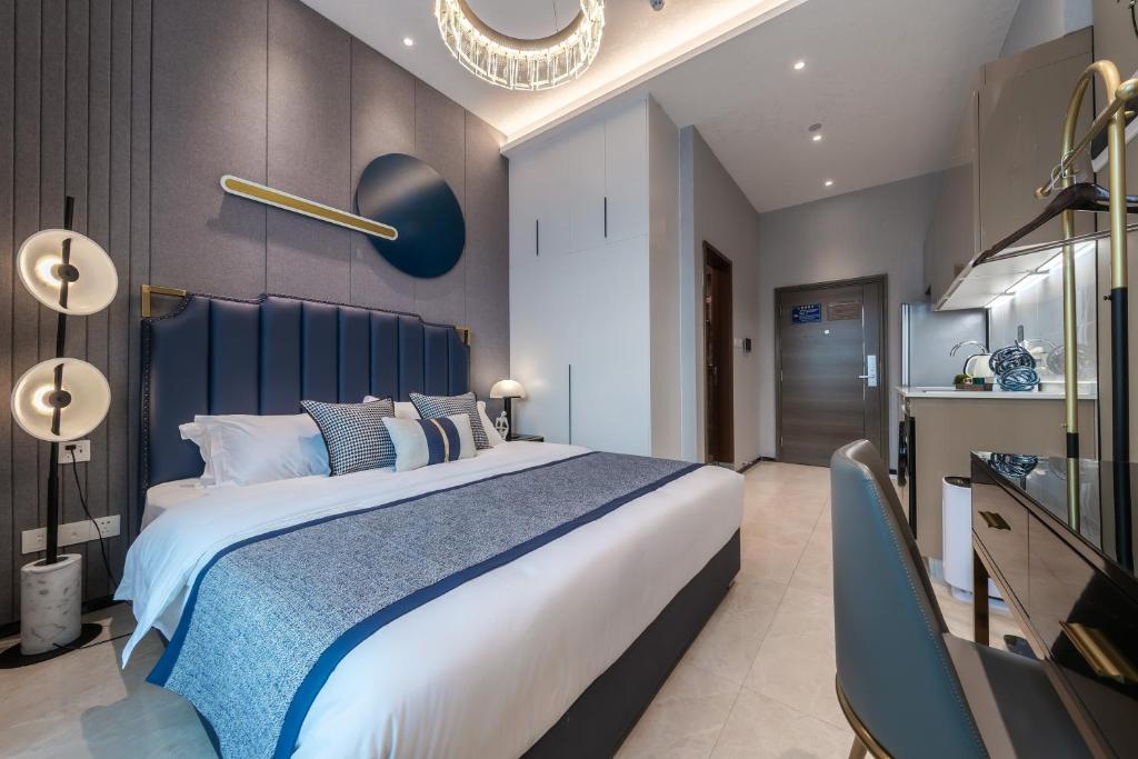Postel nebo postele na pokoji v ubytování BORUISI Plaza Residence Apartment - Shenzhen Futian Convention & Exhibition Center