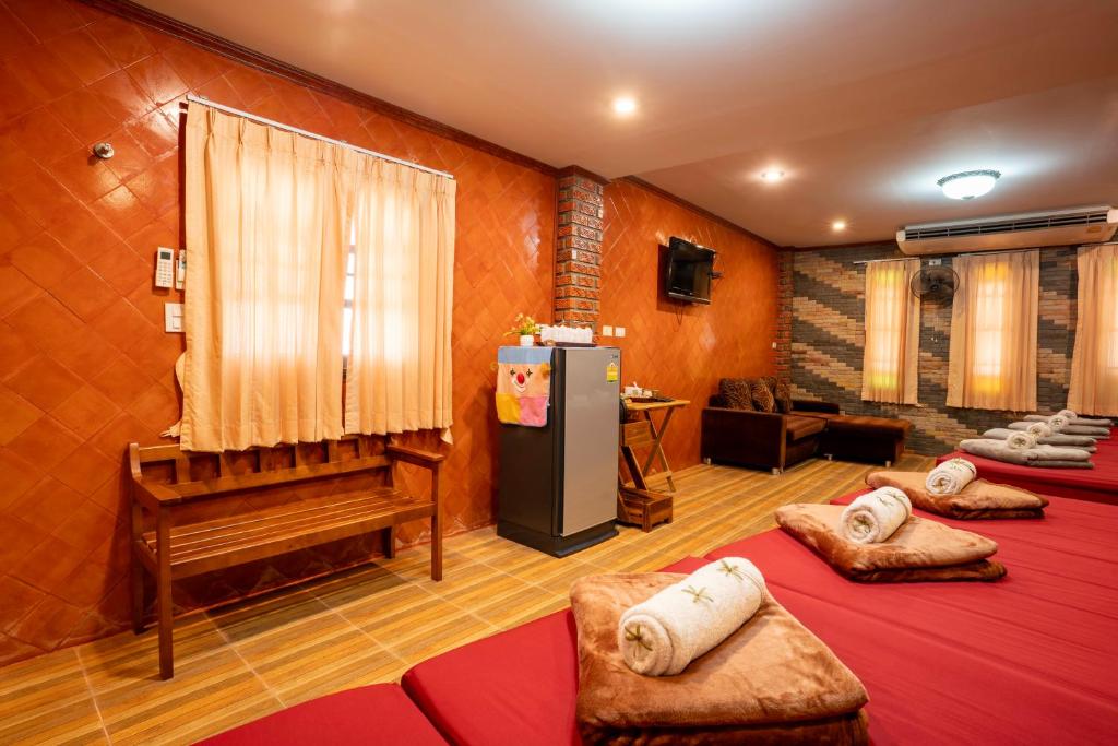 Postel nebo postele na pokoji v ubytování Phumthada Rommanee Krabi Resort