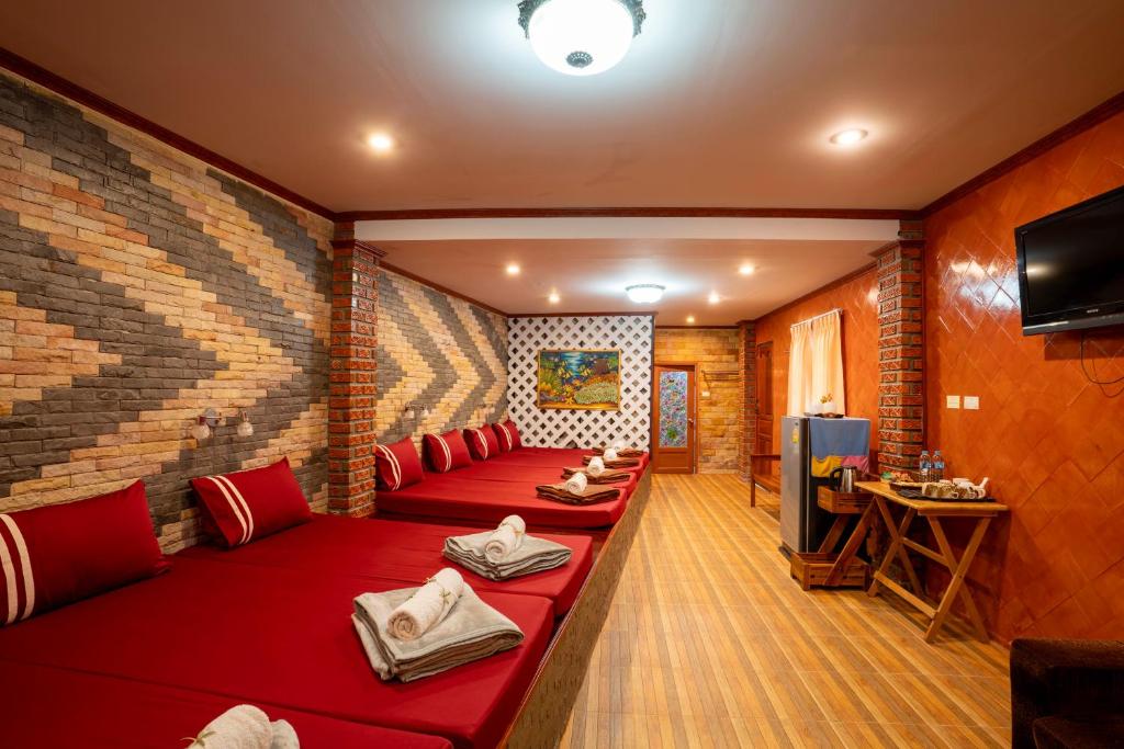 TV a/nebo společenská místnost v ubytování Phumthada Rommanee Krabi Resort