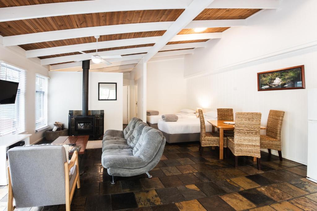 TV a/nebo společenská místnost v ubytování Kondalilla Eco Resort
