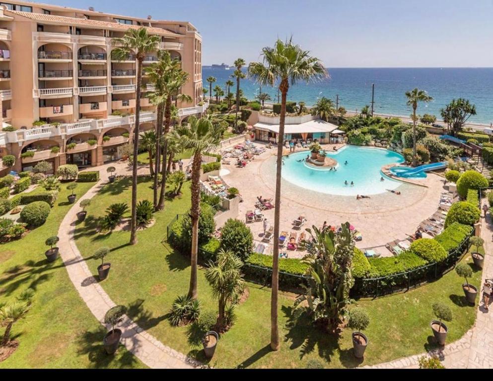 une vue aérienne d'un complexe avec piscine dans l'établissement CARIBOU T2 piscine - Axelle Loc'Appart, à Cannes