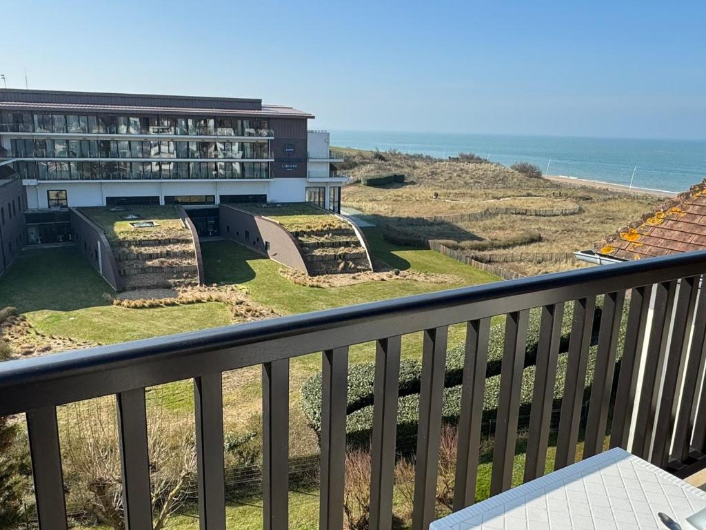 - une vue depuis le balcon d'un hôtel dans l'établissement Appartement 2 pièces accès direct plage, animaux acceptés, Wifi - FR-1-487-378, à Cabourg