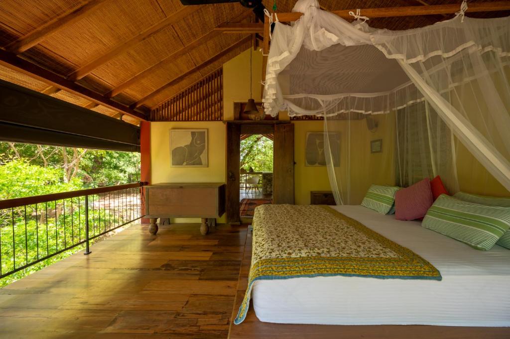 Postel nebo postele na pokoji v ubytování The River House Dambulla by The Serendipity Collection