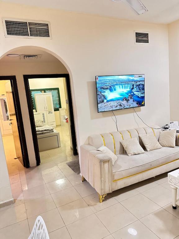 TV a/nebo společenská místnost v ubytování Apartment for rent 2BK in Ajman