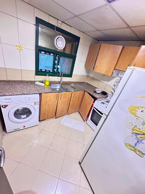 Kuchyň nebo kuchyňský kout v ubytování Apartment for rent 2BK in Ajman