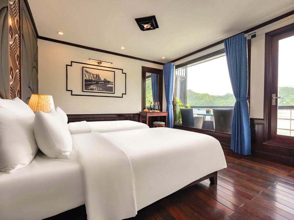 Uma cama ou camas num quarto em Le Journey Elegance Cruise
