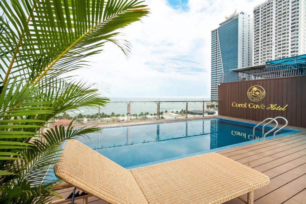 Bazén v ubytování Coral Cove Hotel nebo v jeho okolí