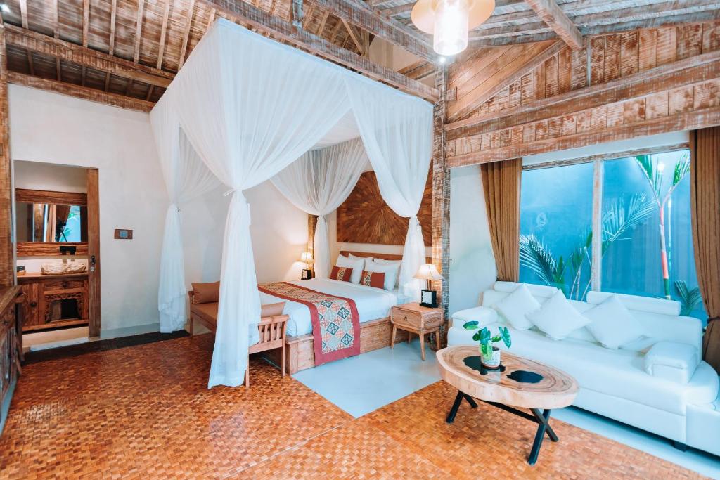 Postel nebo postele na pokoji v ubytování The Bagus Lokha Ubud Villa