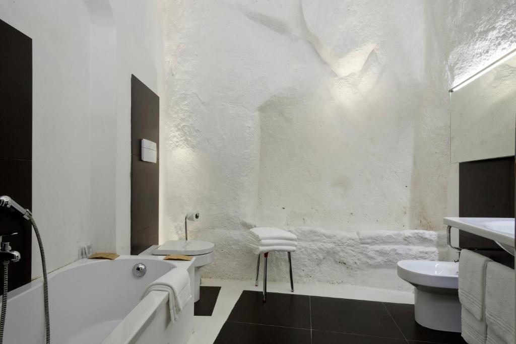 Bilik mandi di Basiliani Hotel