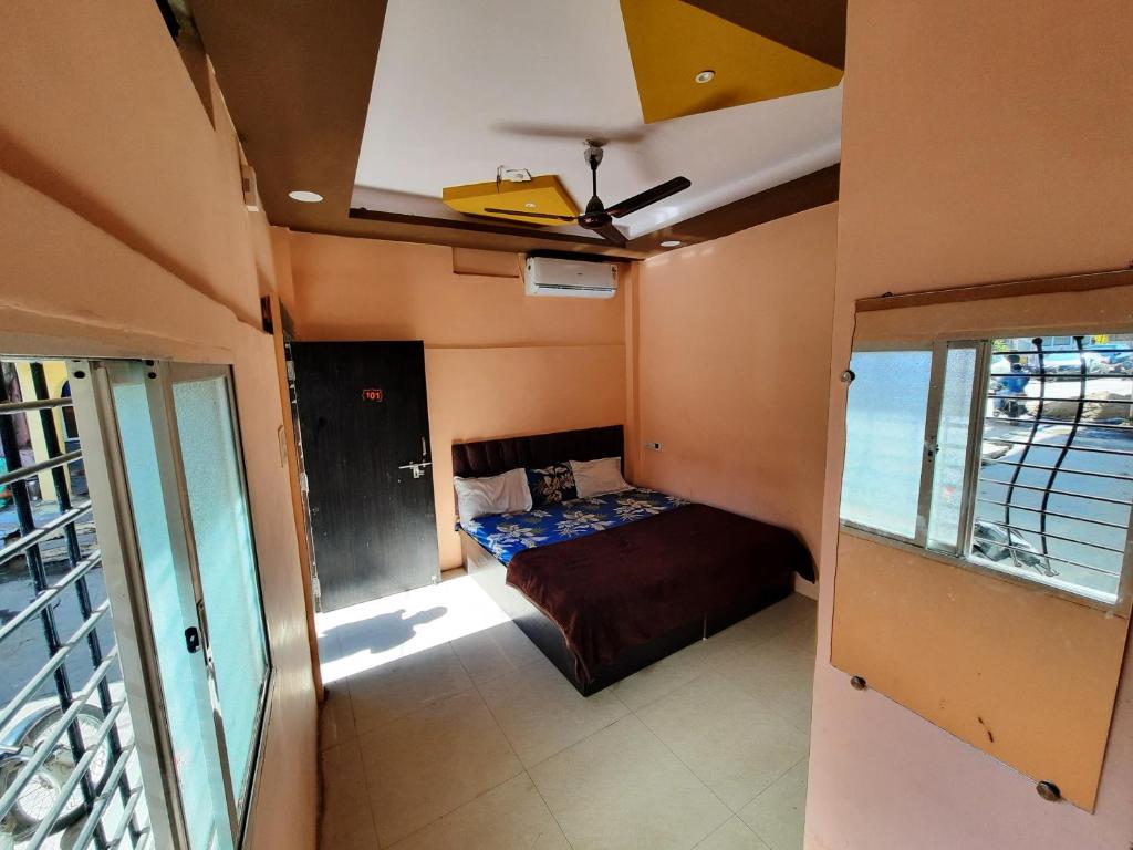 Postel nebo postele na pokoji v ubytování Mrityunjay Yatri Niwas Full Air Conditioning Near Mahakaleshwar Jyotirlinga Temple and Ujjain Junction Railway Station