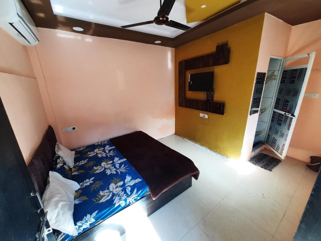 Postel nebo postele na pokoji v ubytování Mrityunjay Yatri Niwas Full Air Conditioning Near Mahakaleshwar Jyotirlinga Temple and Ujjain Junction Railway Station