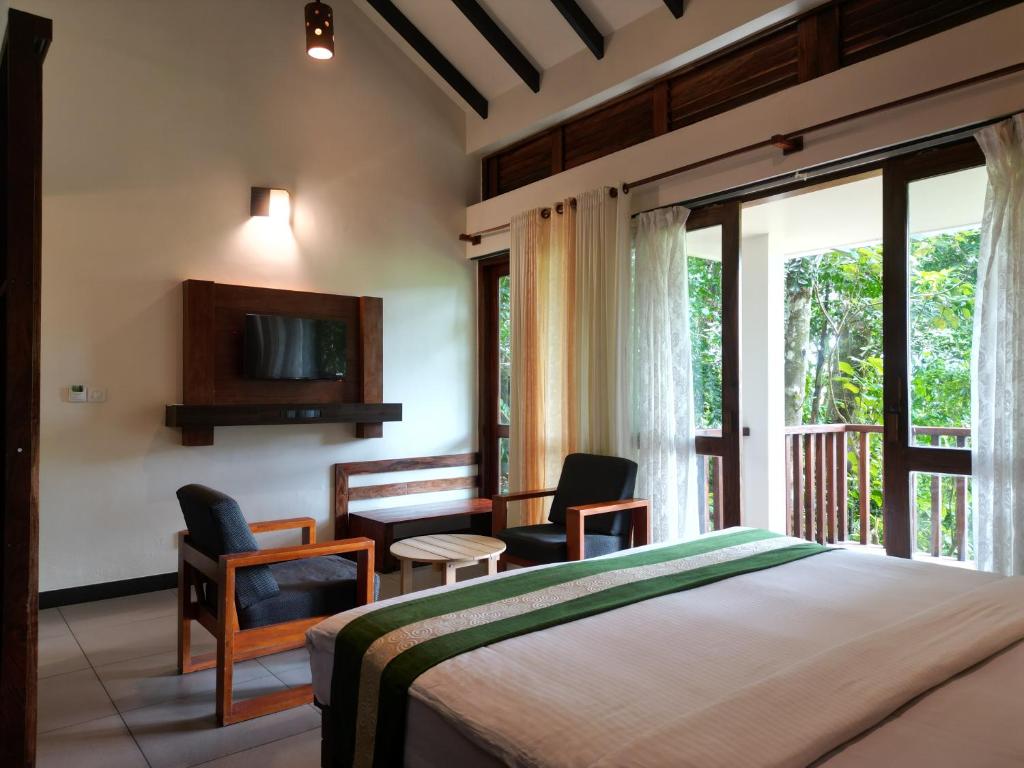 Postel nebo postele na pokoji v ubytování Wayanad Silverwoods Forest Resort & Spa