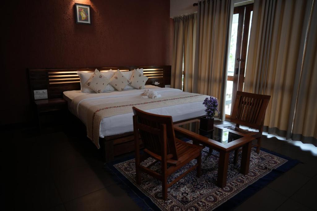Postel nebo postele na pokoji v ubytování Wayanad Silverwoods Forest Resort & Spa