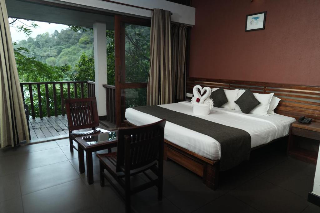 Postel nebo postele na pokoji v ubytování Wayanad Silverwoods Forest Resort & Spa