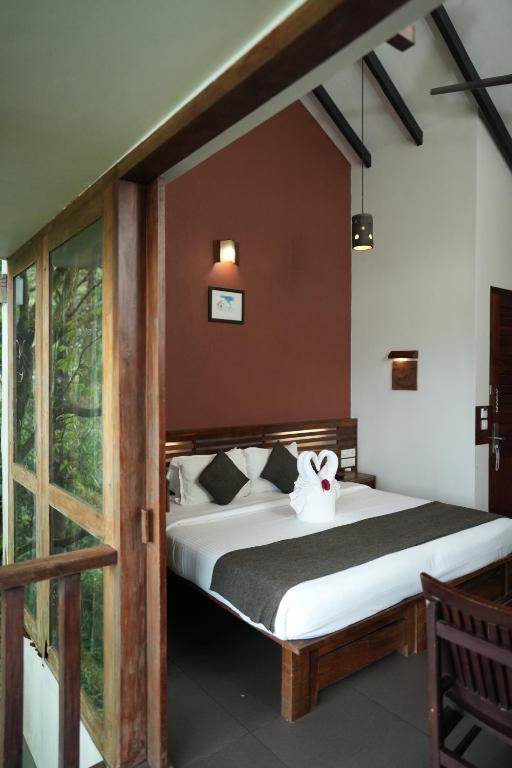 Postel nebo postele na pokoji v ubytování Wayanad Silverwoods Forest Resort & Spa
