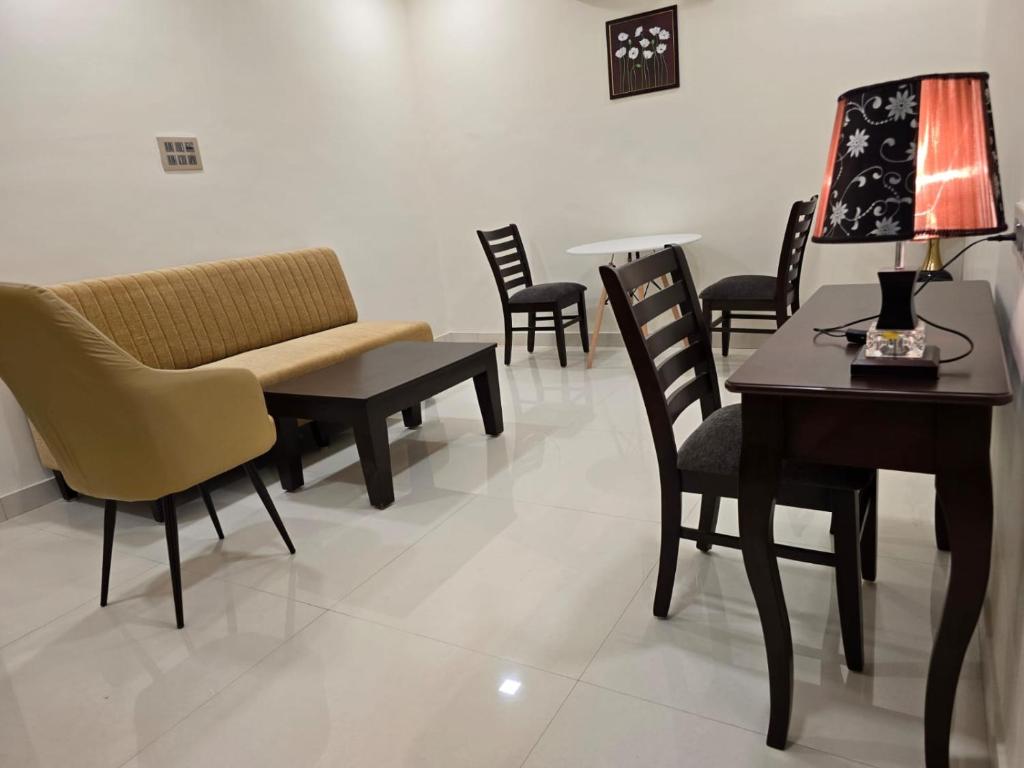 Posezení v ubytování Hotel Itagi Square Vijapura