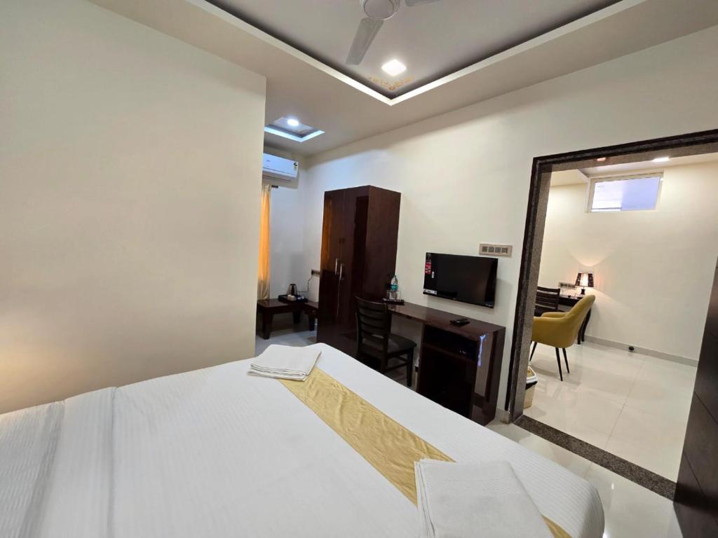 Postel nebo postele na pokoji v ubytování Hotel Itagi Square Vijapura
