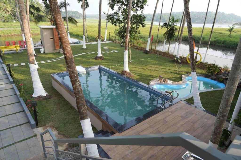 Πισίνα στο ή κοντά στο Aaram kumaramangalam lake villa