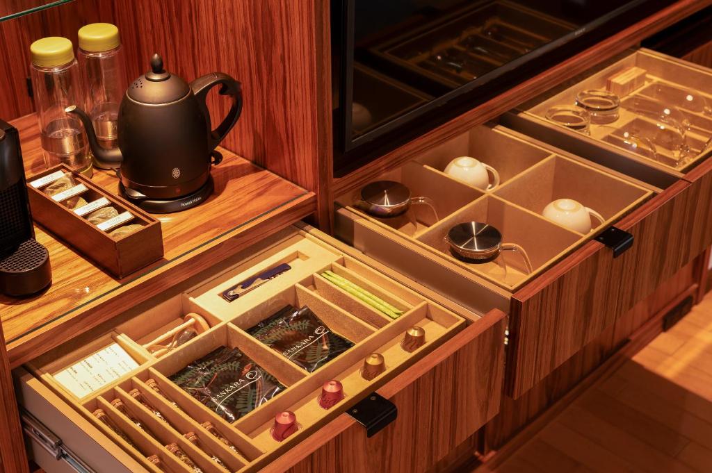 Příslušenství pro přípravu čaje a kávy v ubytování Sankara Hotel & Spa Yakushima