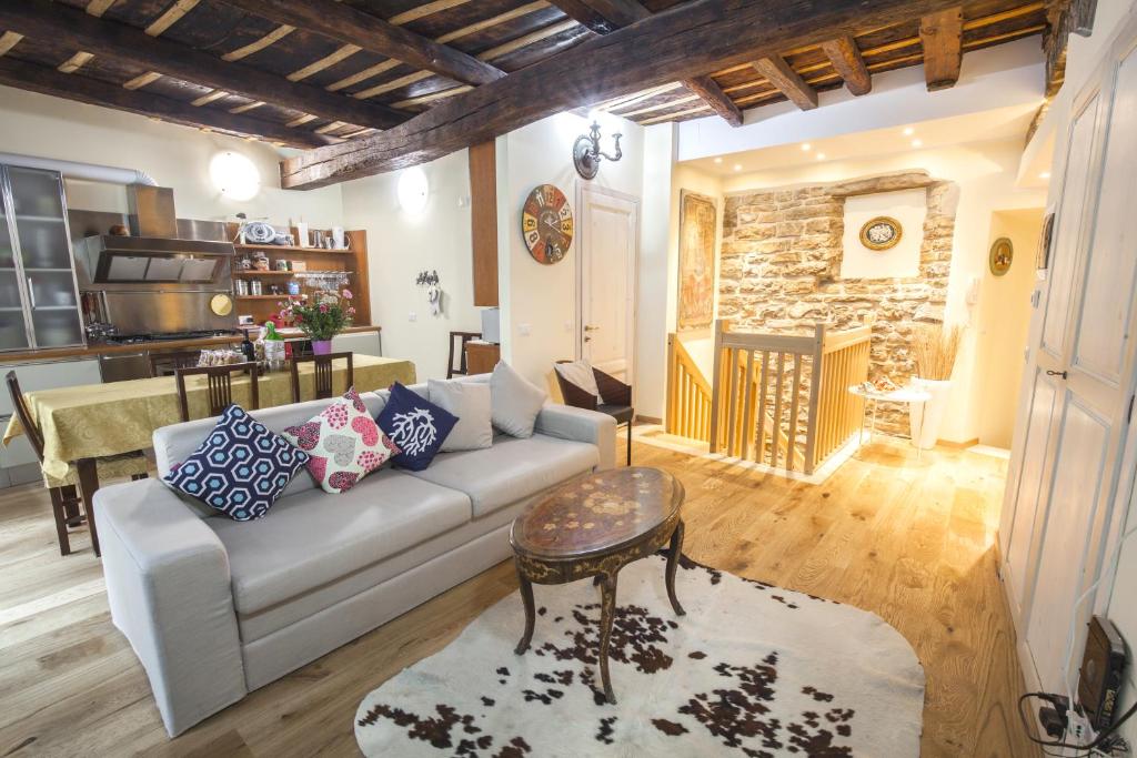 uma sala de estar com um sofá e uma mesa em Porta Dipinta House Bergamo Alta em Bérgamo