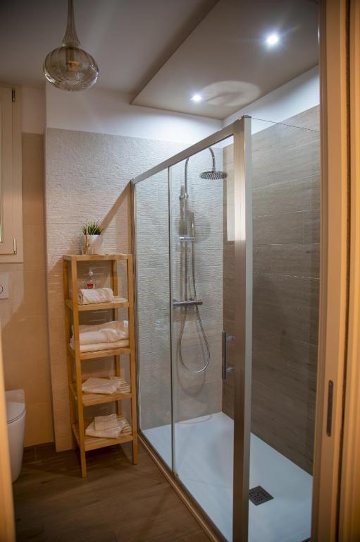W łazience znajduje się prysznic ze szklanymi drzwiami. w obiekcie Lux Suite w mieście Tarent