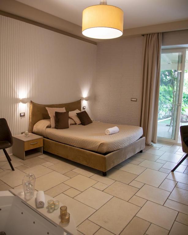 sypialnia z łóżkiem w pokoju w obiekcie Lux Suite w mieście Tarent