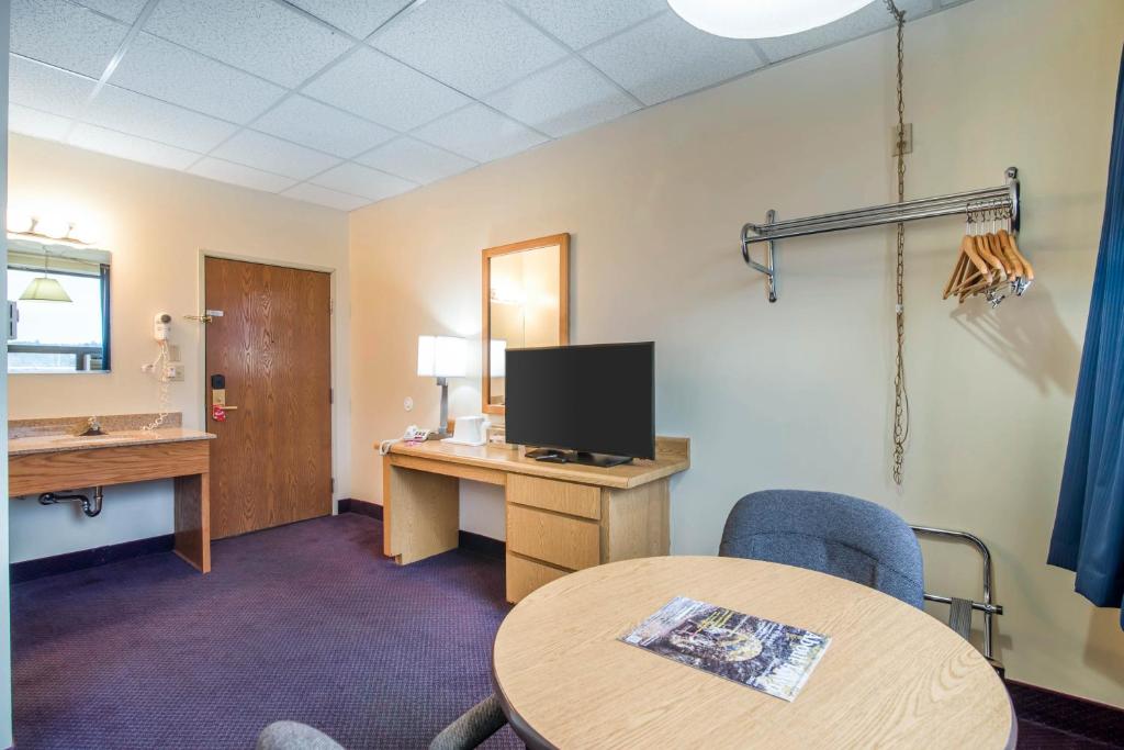 Econo Lodge Manchester - Queen Room - Non-Smoking