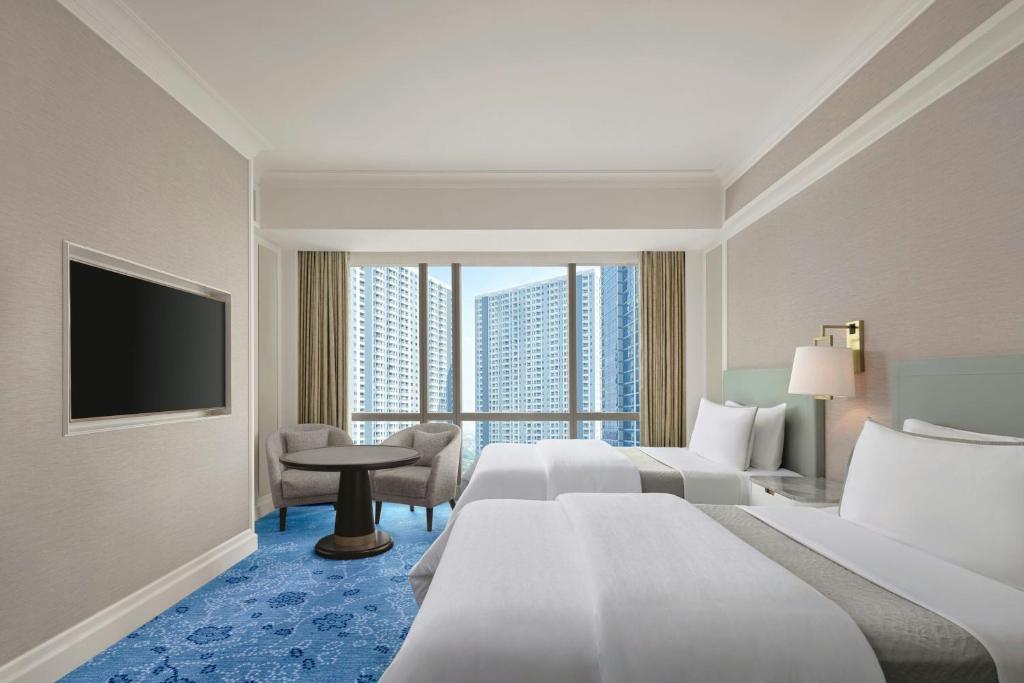 Postel nebo postele na pokoji v ubytování The Westin Surabaya
