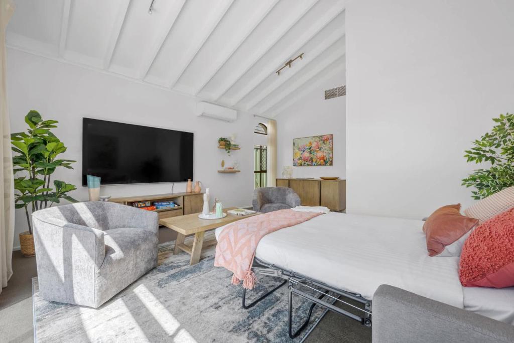 Una televisión o centro de entretenimiento en Spacious Family Getaway in West Leederville