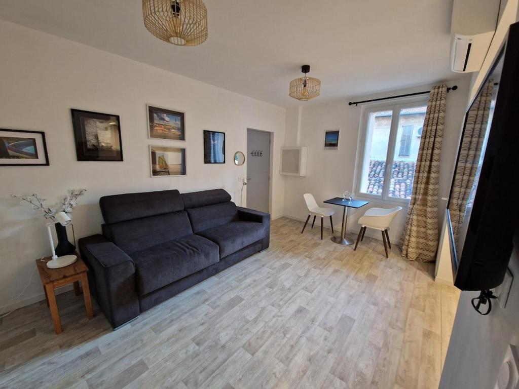 un salon avec un canapé et une table dans l'établissement Renovated Studio 25m2 Old Town, à Antibes