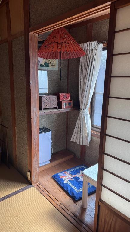 Kuchyň nebo kuchyňský kout v ubytování Grandma's island Home Hakata - Matsusaki inn 島のおばあちゃんち宿伯方 - 松崎旅館