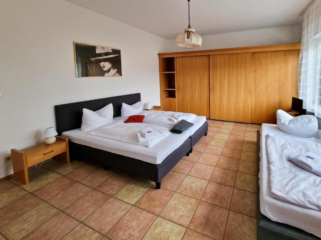 Postel nebo postele na pokoji v ubytování Hotel Bayerischer Wald HFVI