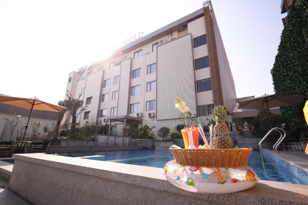 Bazén v ubytování MARIGOLD-Newly Renovated Hotel nebo v jeho okolí