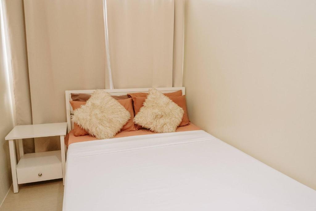 イロイロにあるRelaxing Sanctuary in Iloiloの白いベッド(ファジー枕2つ付)