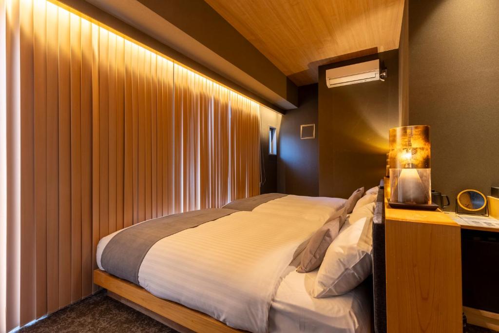 Postel nebo postele na pokoji v ubytování HOTEL TOMOS ASAKUSA