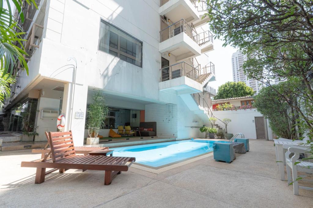 Journeyhub Sukhumvit 26, Bangkok - Formerly St James Hotel - Resim 7