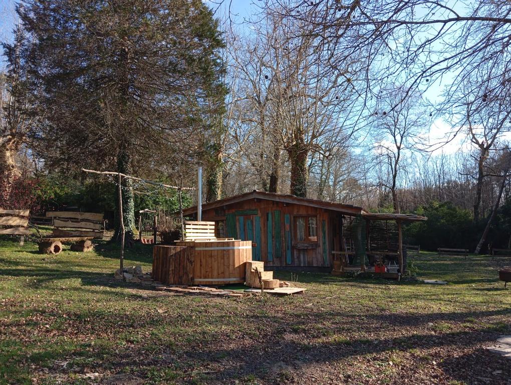 a small cabin in the middle of a field at La maison du pêcheur in Saint-Justin