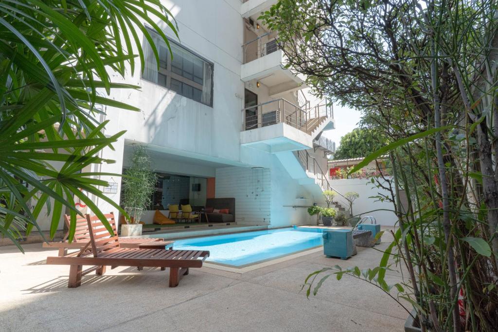 Journeyhub Sukhumvit 26, Bangkok - Formerly St James Hotel - Resim 4