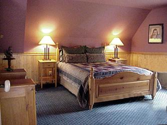 Postel nebo postele na pokoji v ubytování Arden Forest Inn