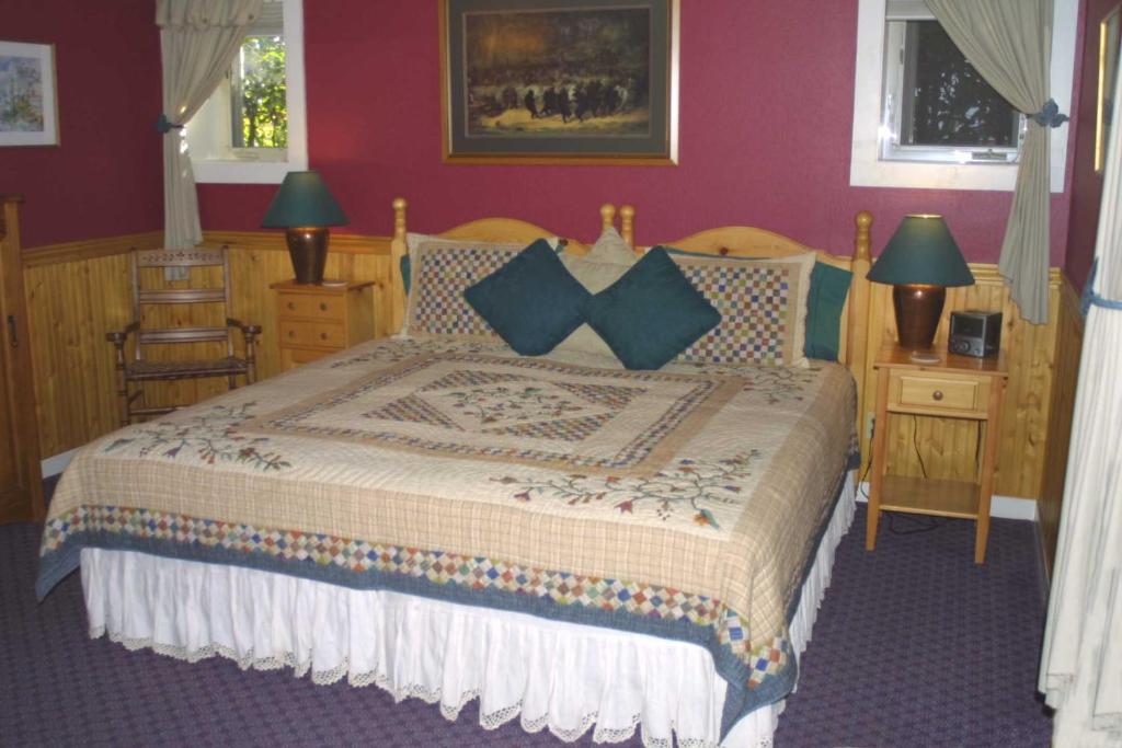 Postel nebo postele na pokoji v ubytování Arden Forest Inn