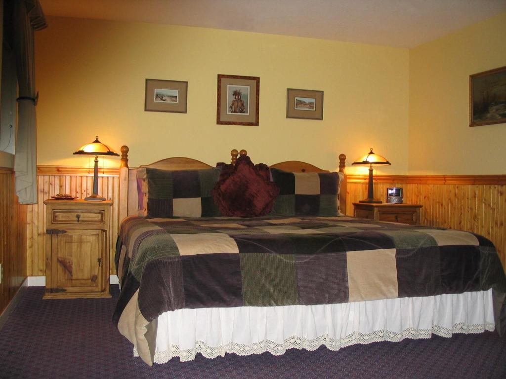 Postel nebo postele na pokoji v ubytování Arden Forest Inn