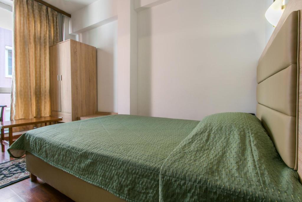 Posteľ alebo postele v izbe v ubytovaní Arethusa Hotel Athens