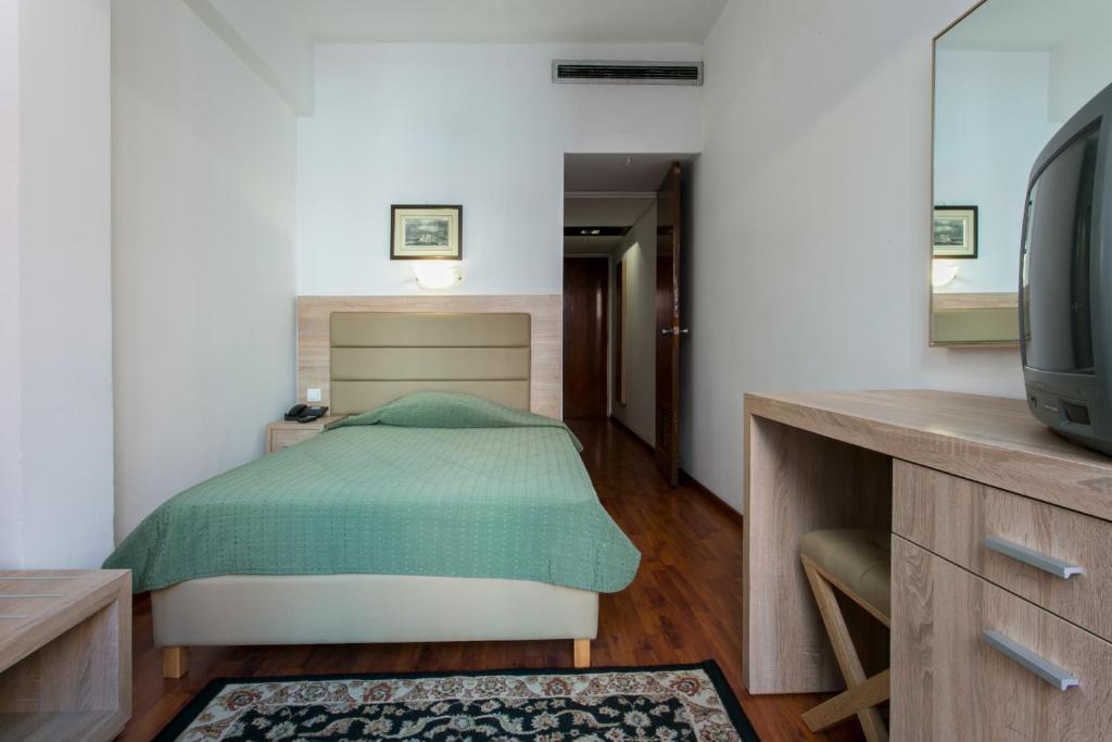Posteľ alebo postele v izbe v ubytovaní Arethusa Hotel Athens