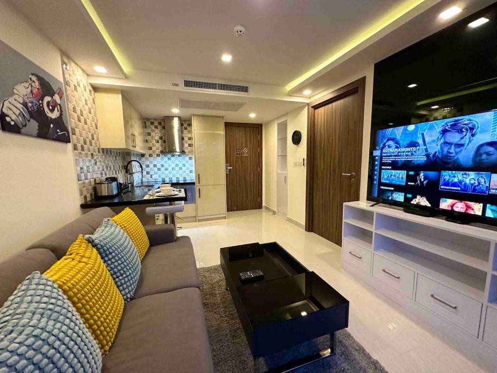 TV a/nebo společenská místnost v ubytování Luxury condo - Pattaya City Centre - Grand Avenue - 405