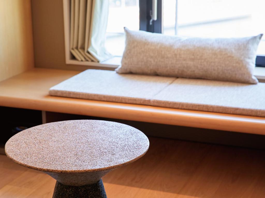 Postel nebo postele na pokoji v ubytování Dorsett by Agora Osaka Sakai